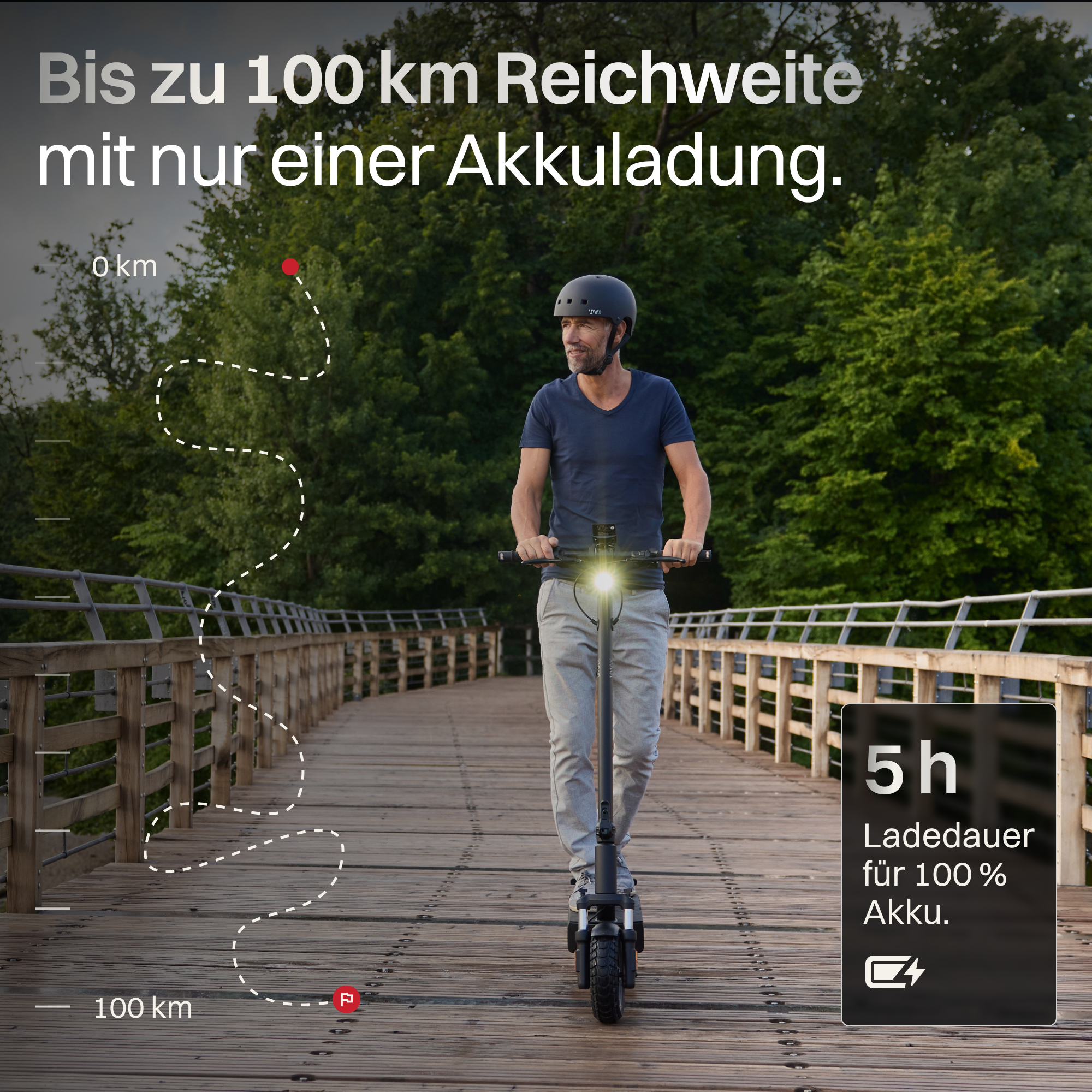 Mann fährt E-Scooter auf Holzbrücke. Bis 100 km Reichweite, 5h Ladezeit.