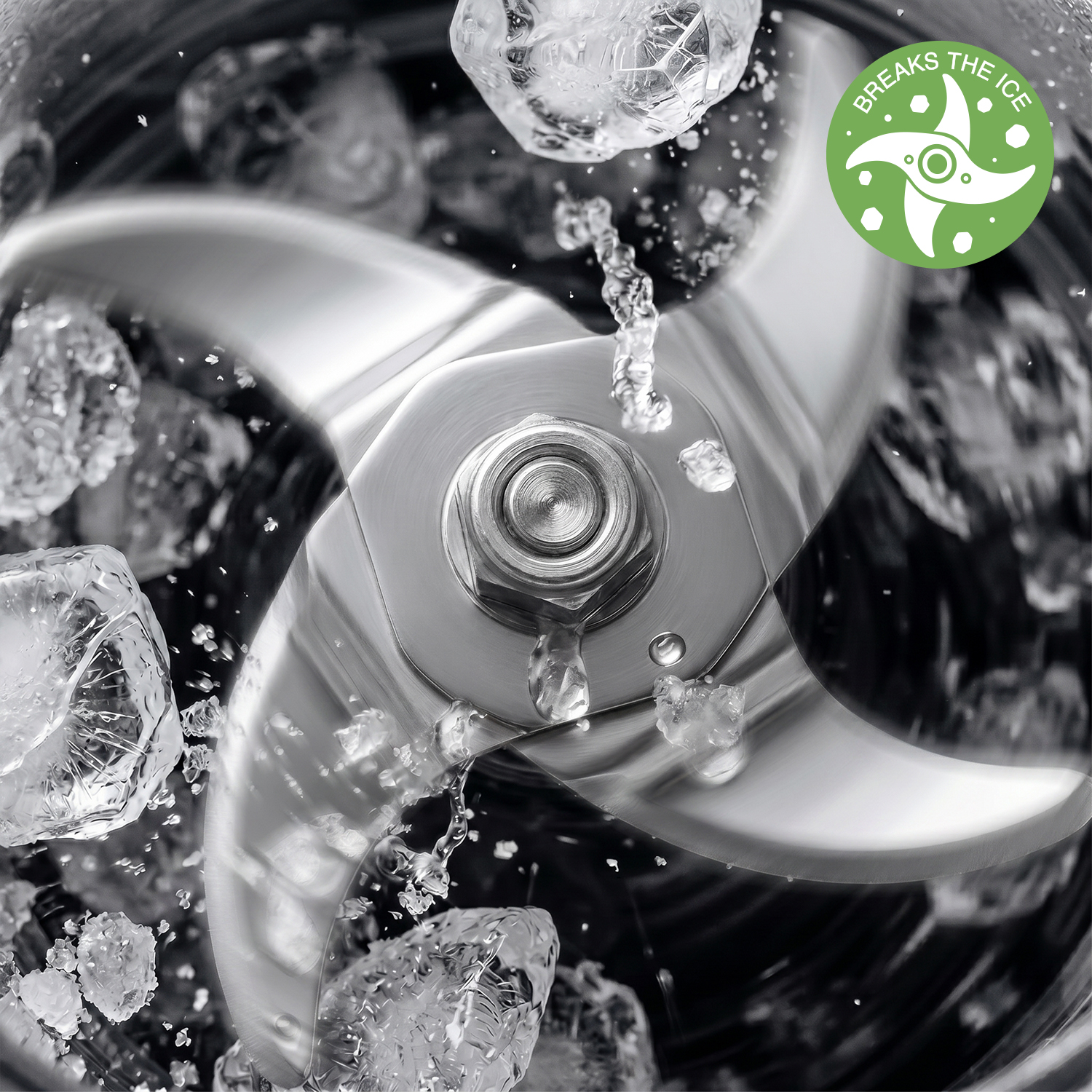 Lame metalliche triturano cubetti di ghiaccio in un frullatore con acqua.