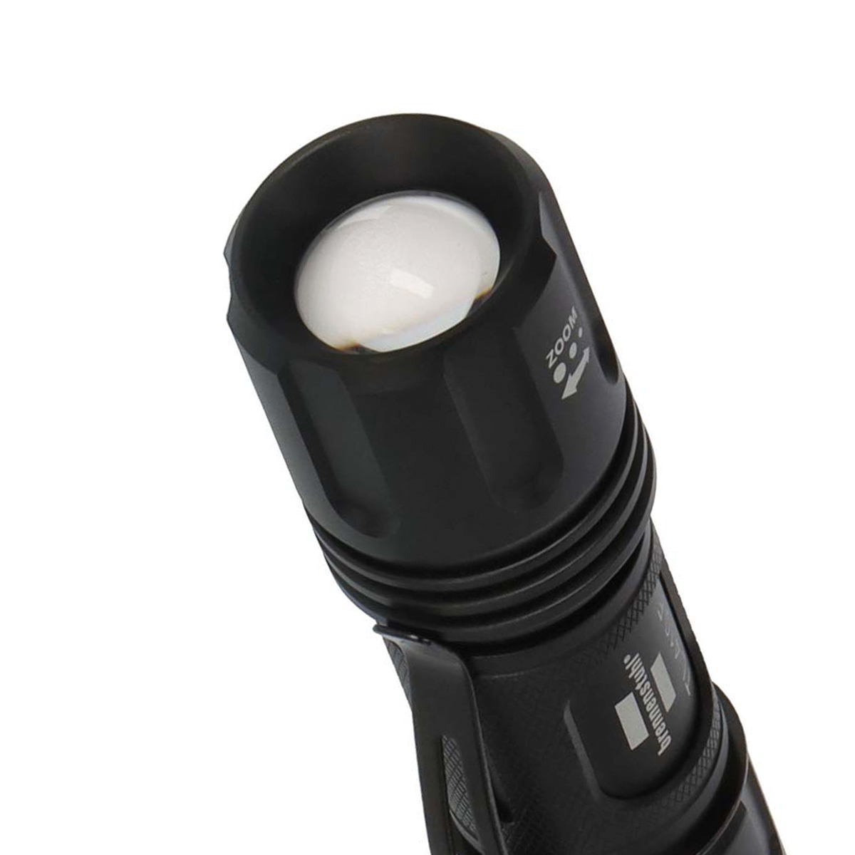 Nahaufnahme einer schwarzen Taschenlampe mit ZOOM-Markierung und hellem Licht.