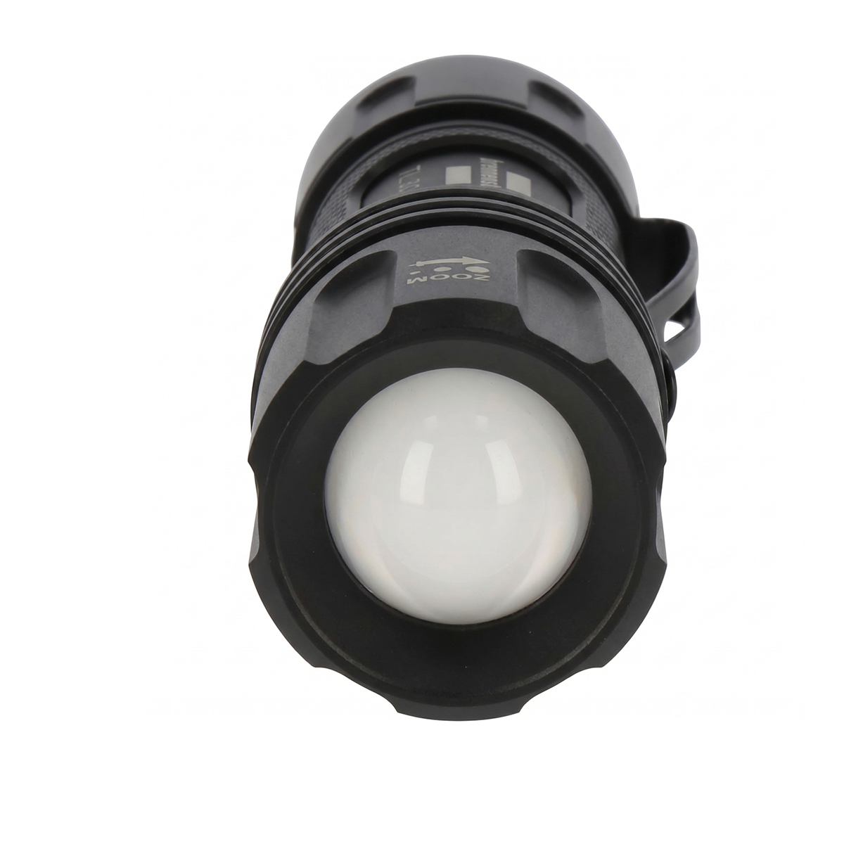 Schwarze Taschenlampe mit weißer Linse und Zoom-Markierung.
