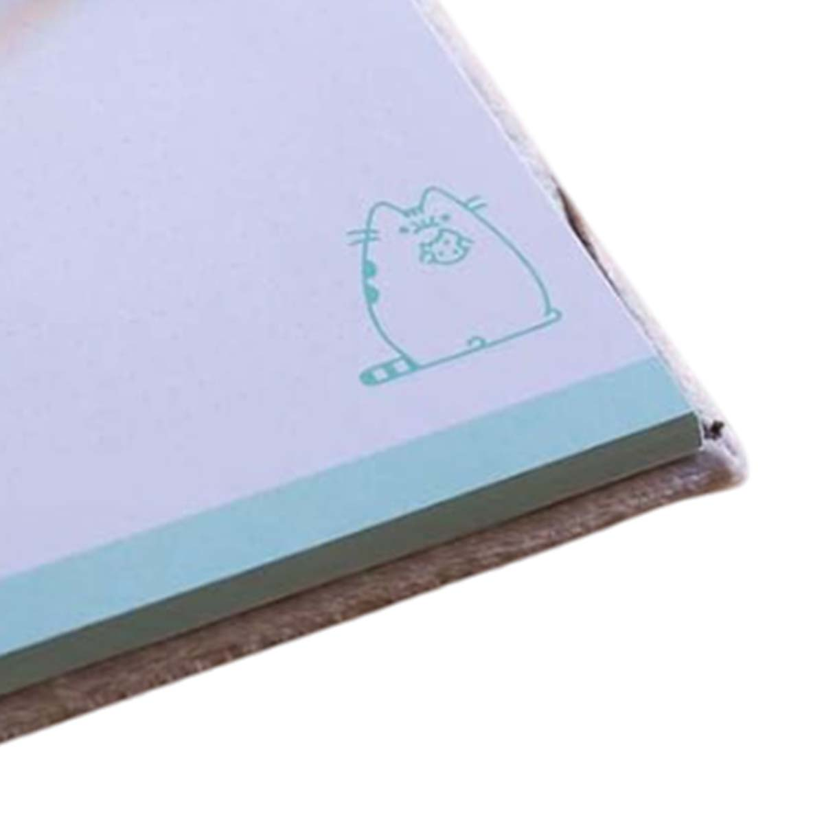 Ein hellblaues Notizbuch mit einer türkisfarbenen Umrisszeichnung von Pusheen der Katze.