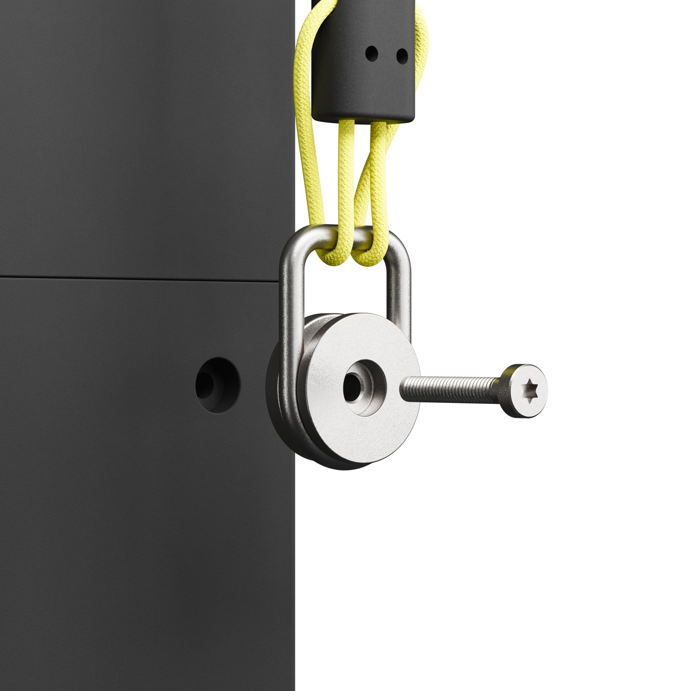 Ein silberner Karabiner mit einem Gewicht und einer Schraube, die durch ein gelbes Seil gehalten werden.