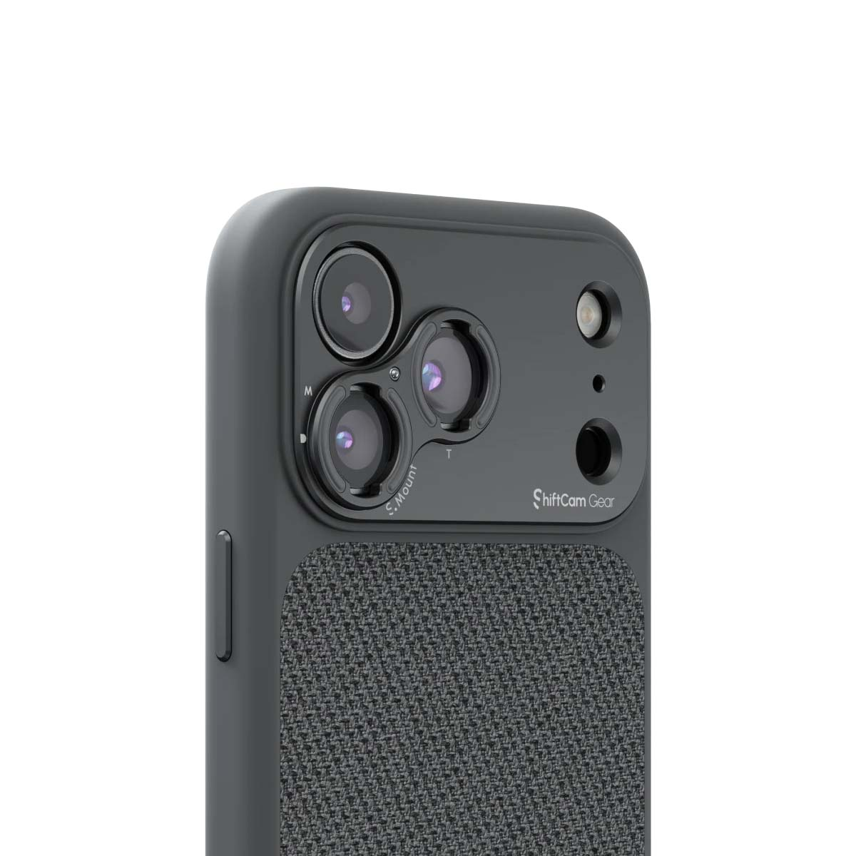 Nahaufnahme eines dunklen Smartphone-Gehäuses mit drei Kameralinsen und texturierter Rückseite.