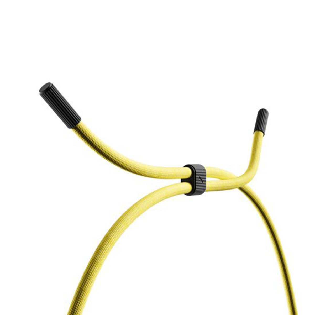 Corda gialla con cappucci neri e anello nero, isolata su bianco.