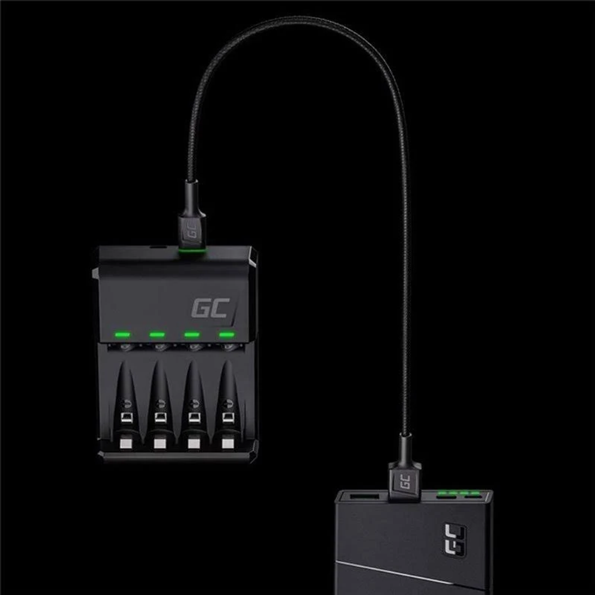 Schwarzes GC-Ladegerät mit vier Schlitzen, verbunden über Kabel mit einer Powerbank.