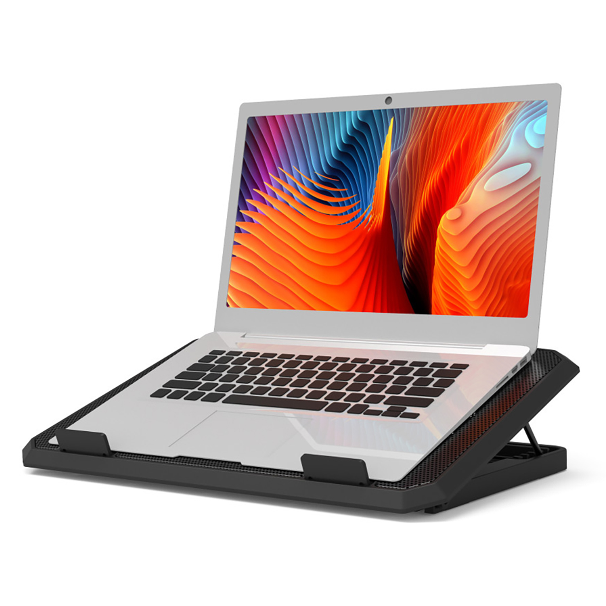 Ein silberner Laptop mit buntem abstrakten Hintergrund steht auf einer schwarzen Kühlmatte.