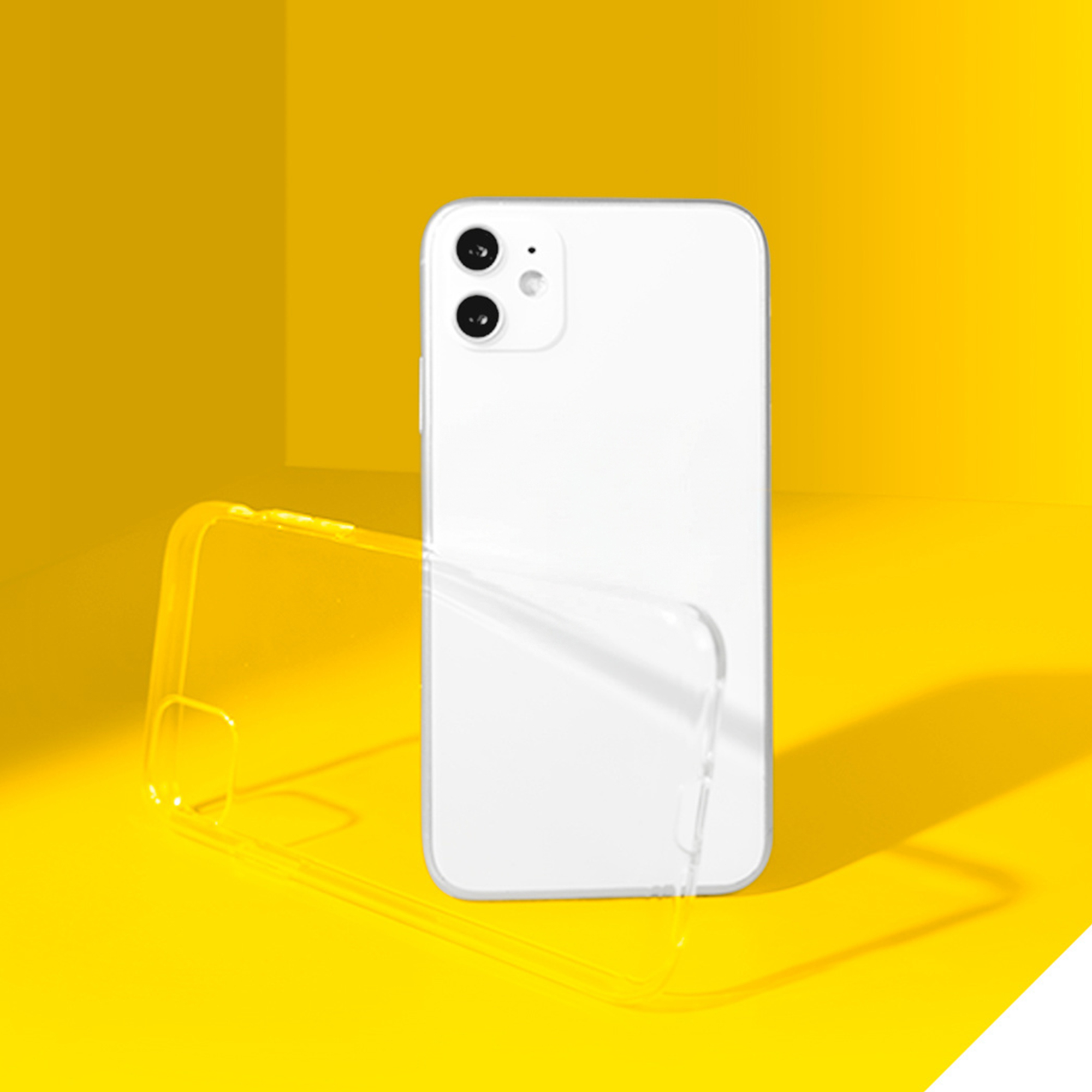 Uno smartphone bianco con custodia trasparente su sfondo giallo.