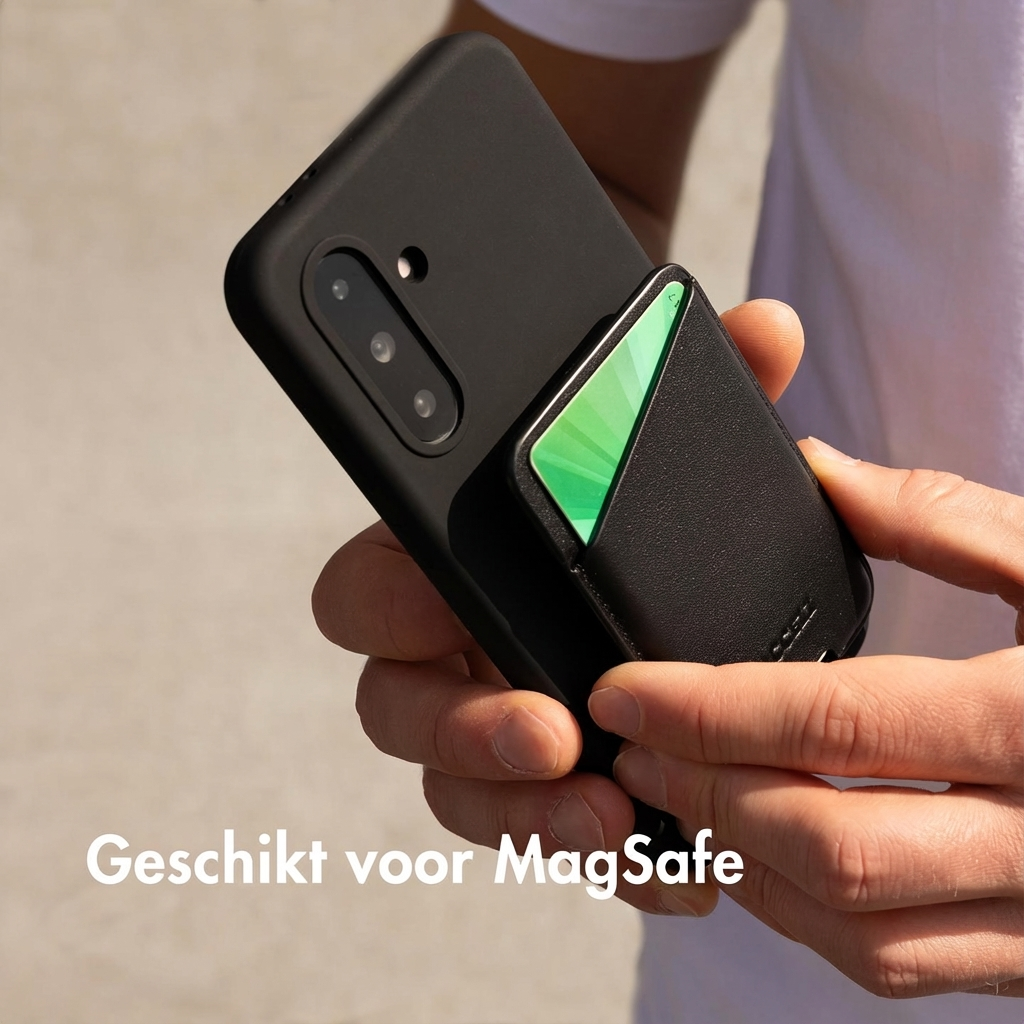Personne tenant un téléphone noir avec porte-cartes compatible MagSafe.