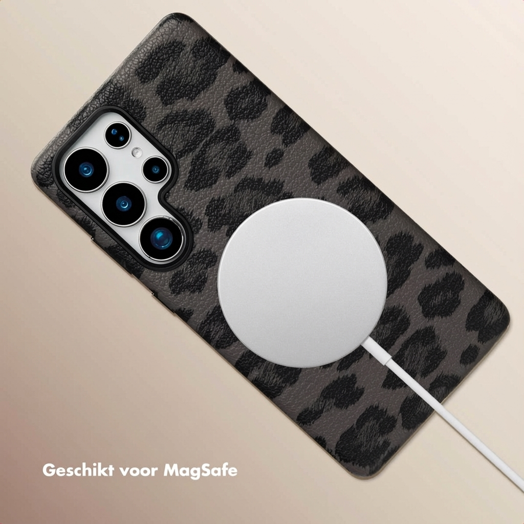 Ein Handy mit Leopardenmuster-Hülle und MagSafe-Ladegerät.