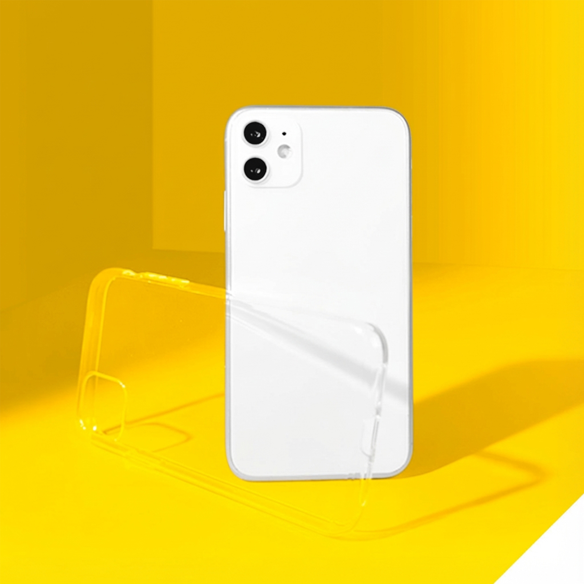 Uno smartphone bianco con due fotocamere accanto a una custodia trasparente su sfondo giallo.