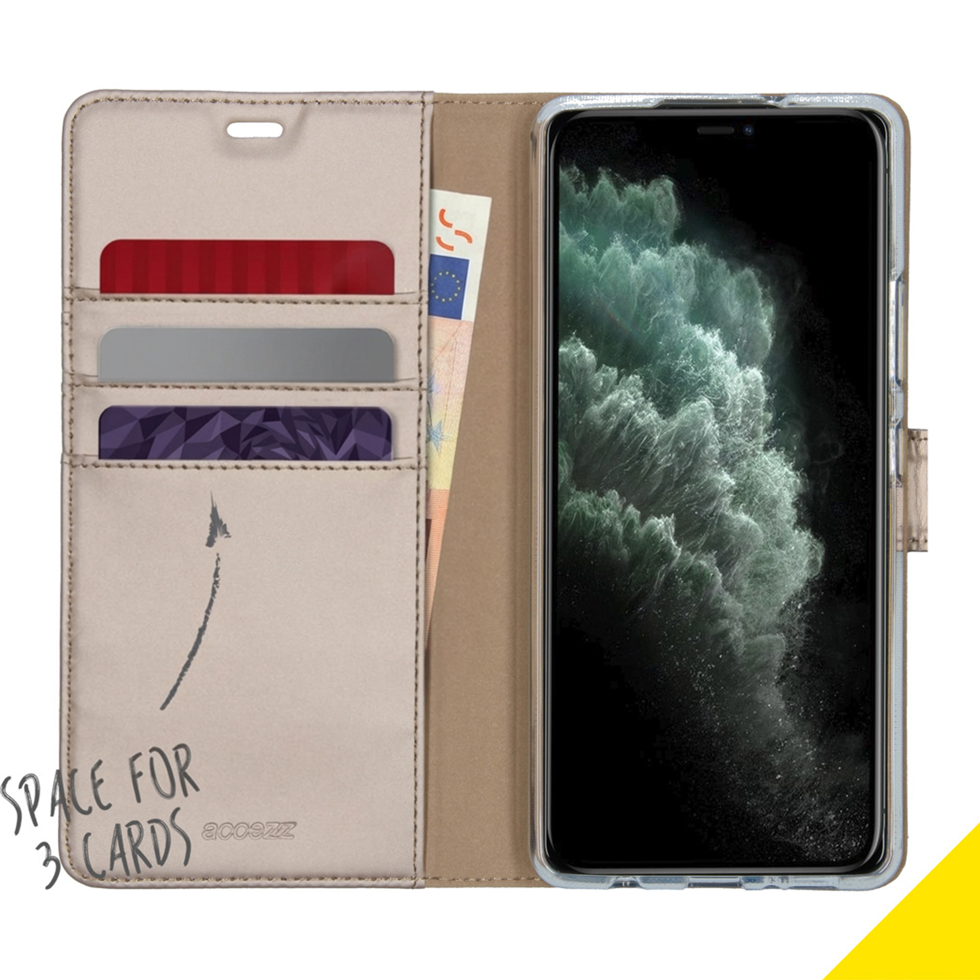 Una custodia per telefono beige con slot per carte e un telefono con sfondo scuro.