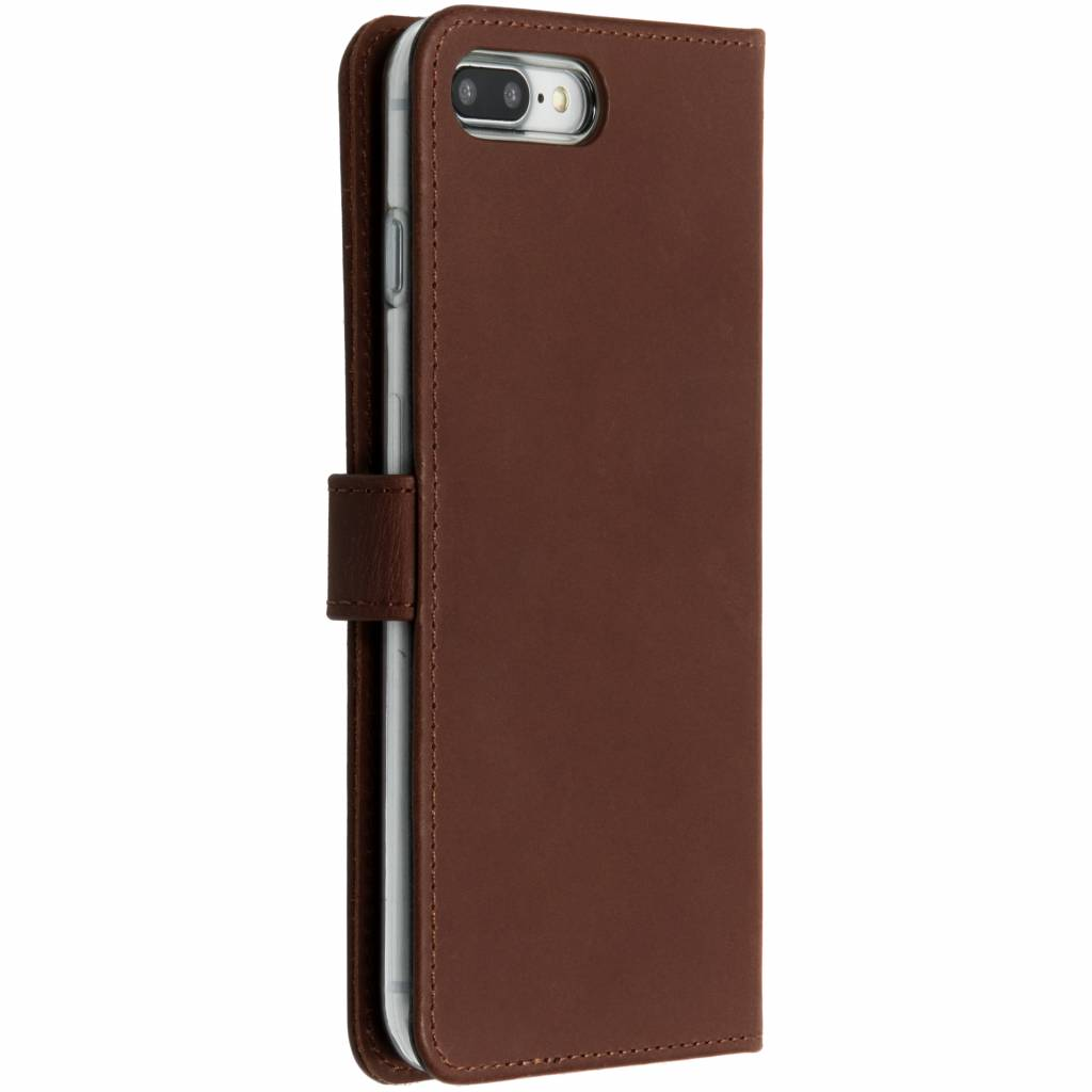 Una custodia a libro in pelle marrone per smartphone con foro fotocamera.