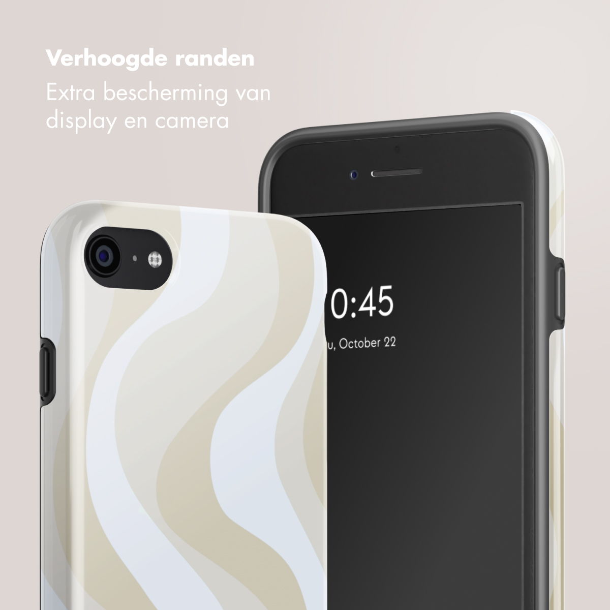 Un telefono con cover a motivo ondulato e schermo nero che mostra l'ora.