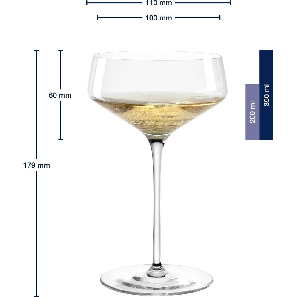 Ein Glas Champagner mit Messangaben. Höhe 179mm, Rand 100mm.