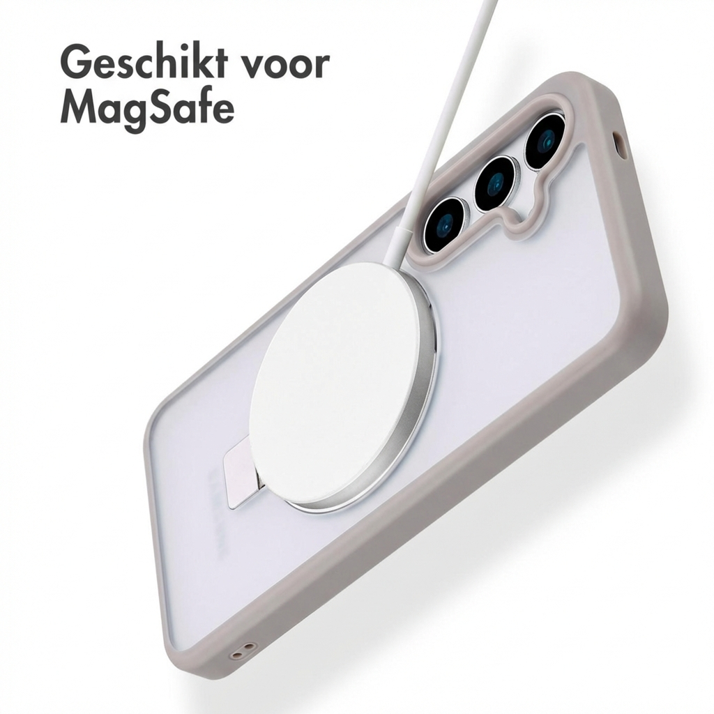 Un caricabatterie MagSafe si collega a uno smartphone tramite una custodia trasparente.