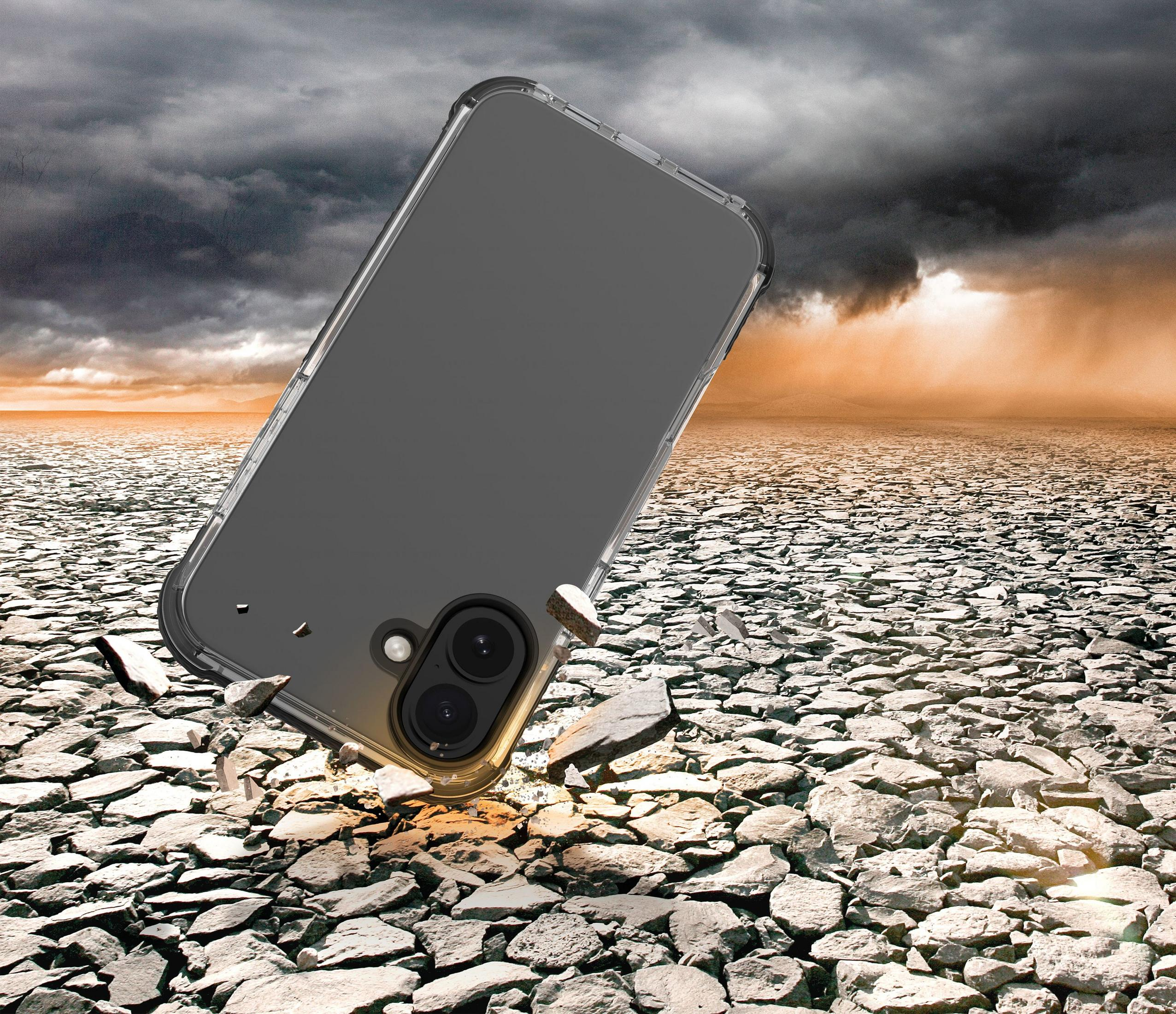 Un teléfono con funda transparente cae sobre suelo rocoso.