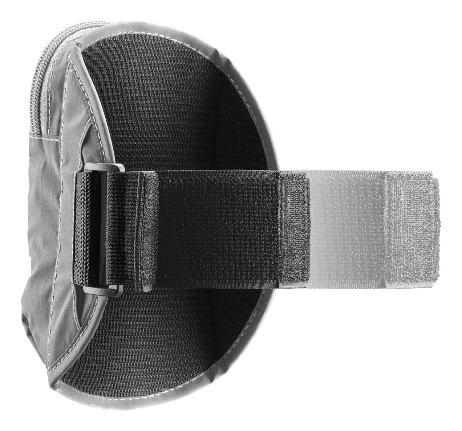 Una custodia in tessuto grigio con cerniera e cinturino in velcro su sfondo bianco.
