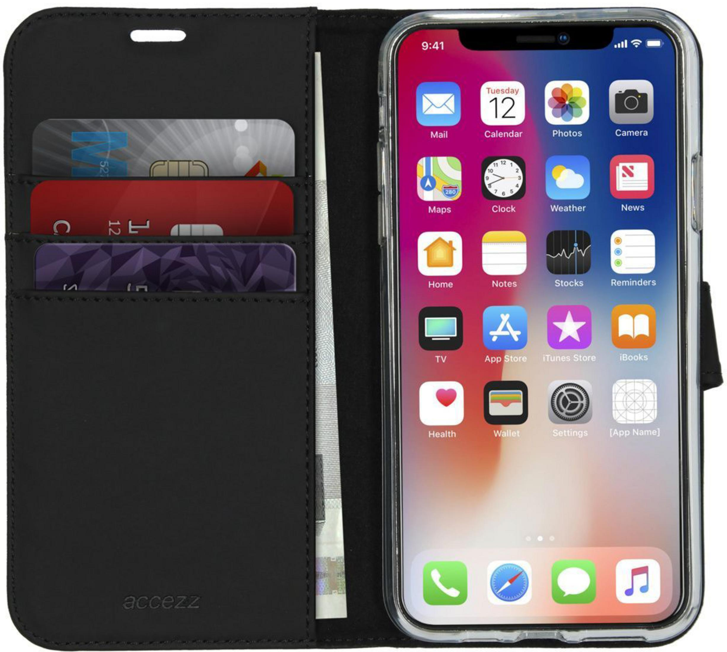 Custodia a portafoglio nera con carte di credito e un iPhone che mostra icone app.