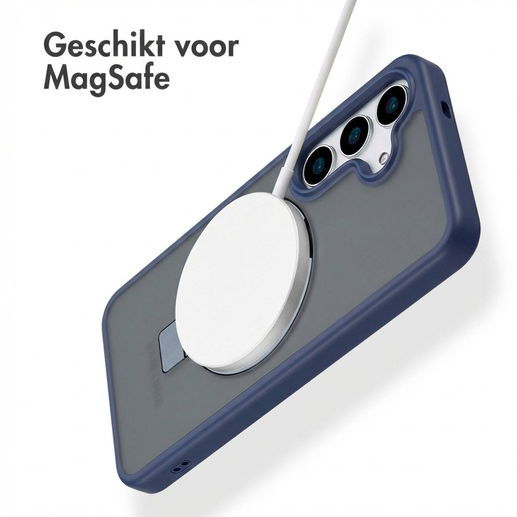 Un telefono con bordo blu scuro, caricatore MagSafe e tre fotocamere.