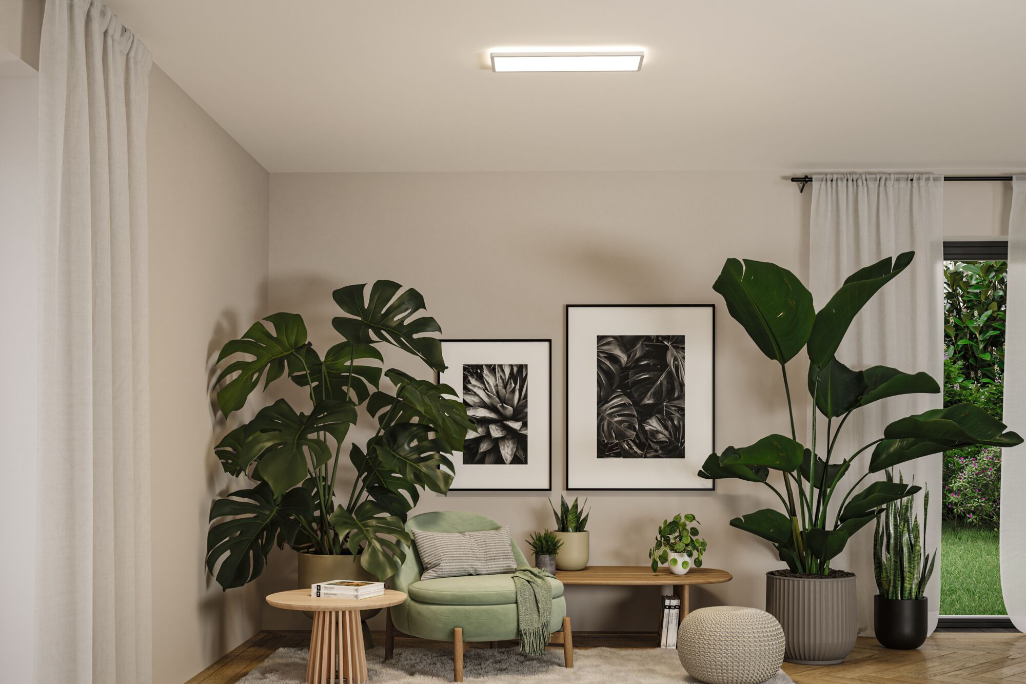 Grünes Sofa, Pflanzen, Bilder und Vorhänge in einem hellen Raum.