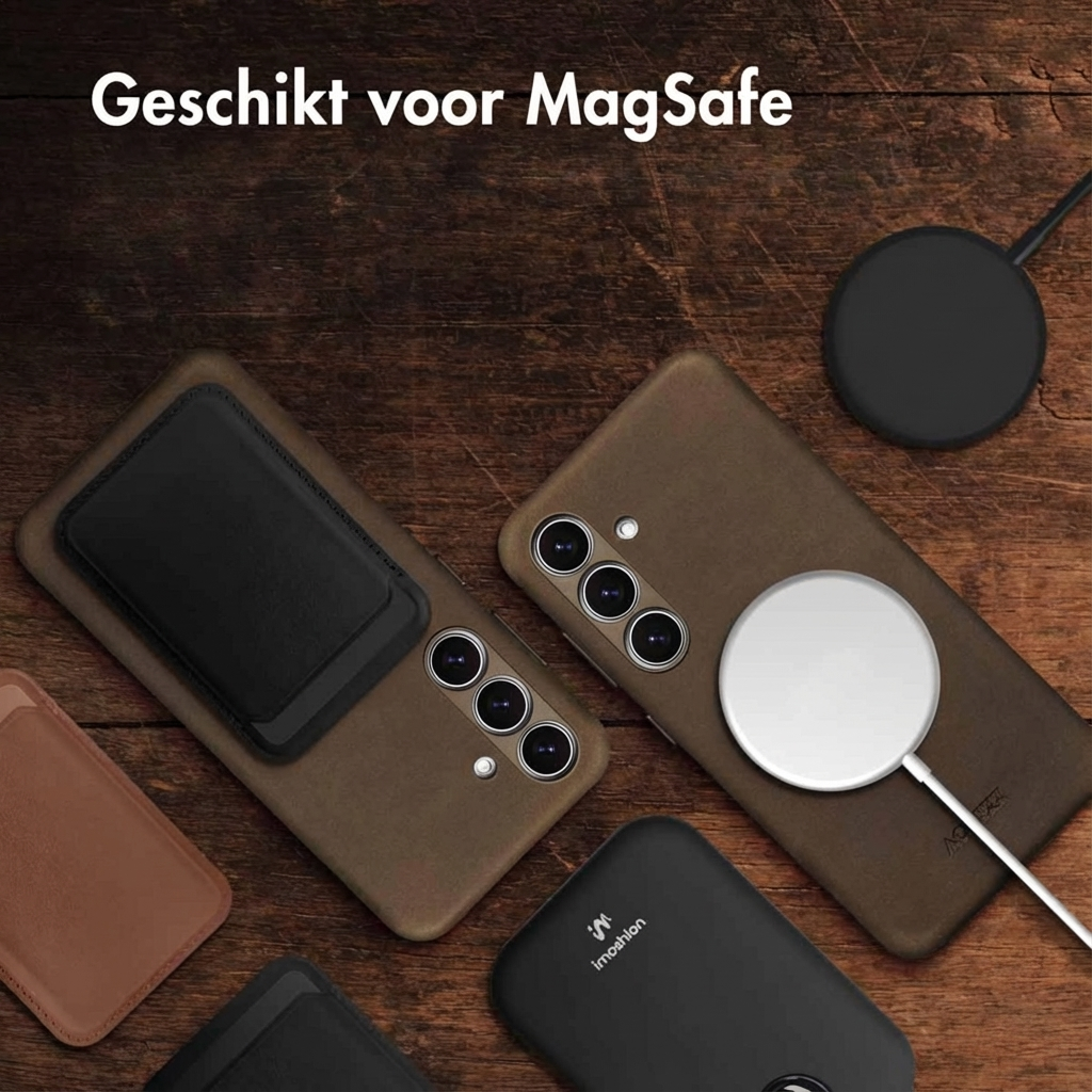 Cover marroni per telefono con caricabatterie MagSafe e accessori su legno.