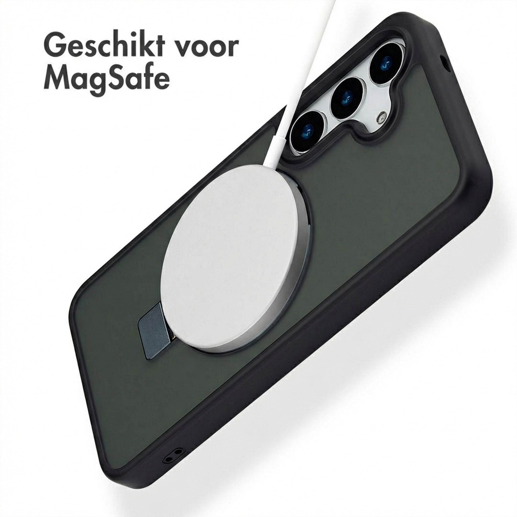Cover per telefono verde scuro con caricatore MagSafe e cavo bianco.