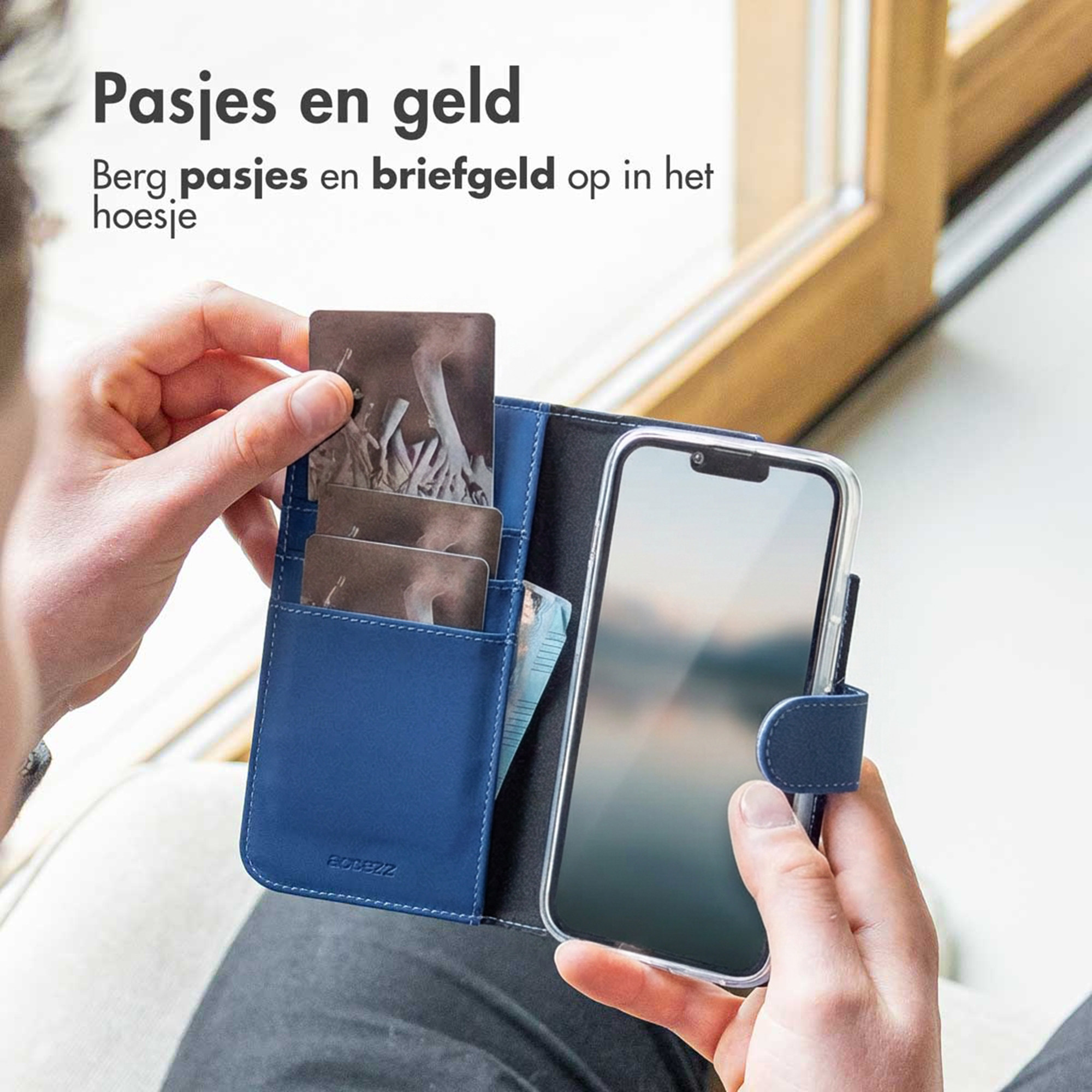 Persona mette carte in una custodia blu per telefono.