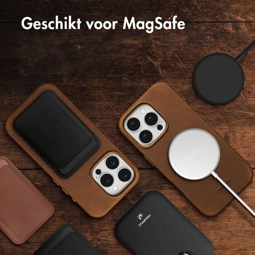 Custodie marroni per telefono con caricabatterie MagSafe e accessori su sfondo legno.