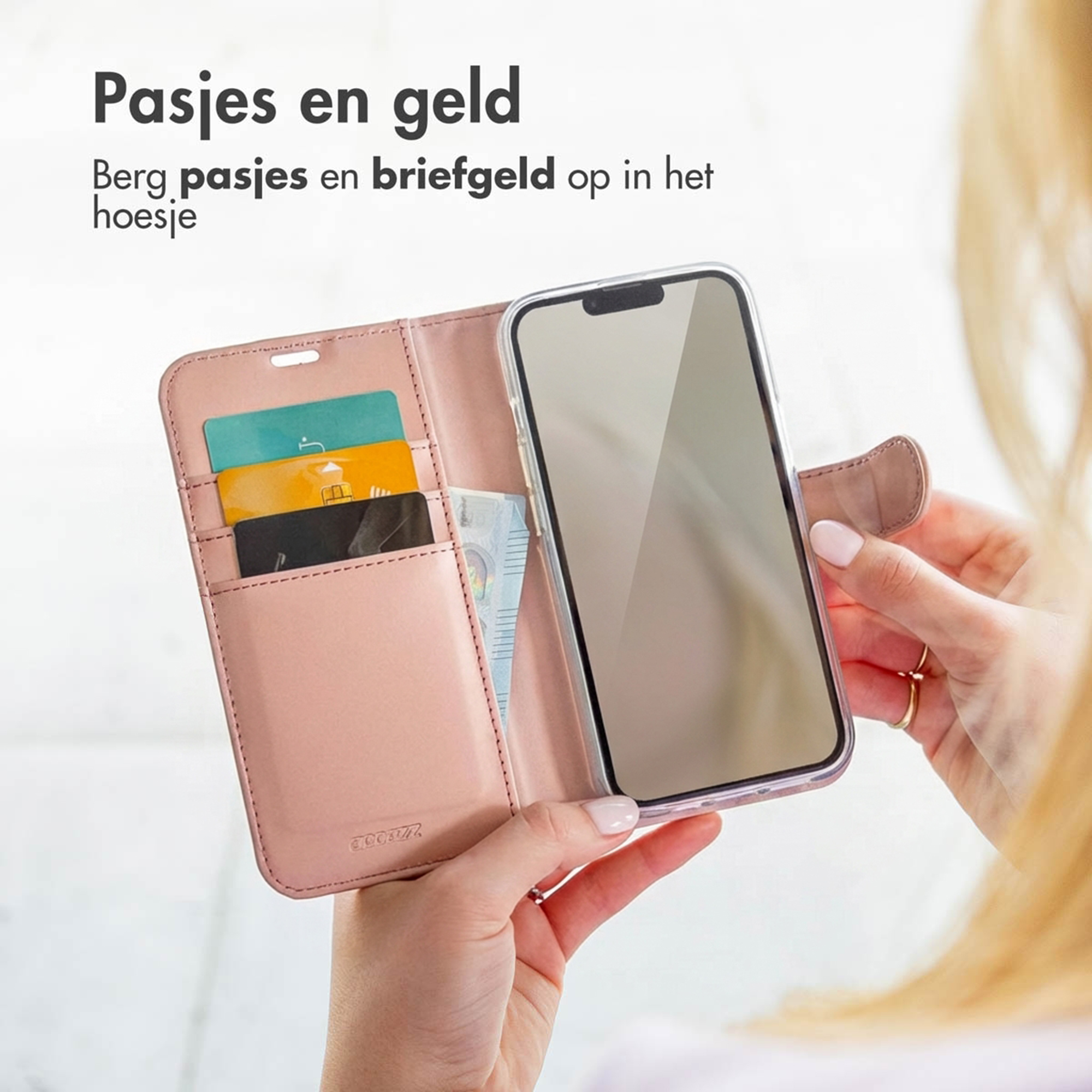 Persona che tiene una custodia per telefono rosa con slot per carte e un telefono.