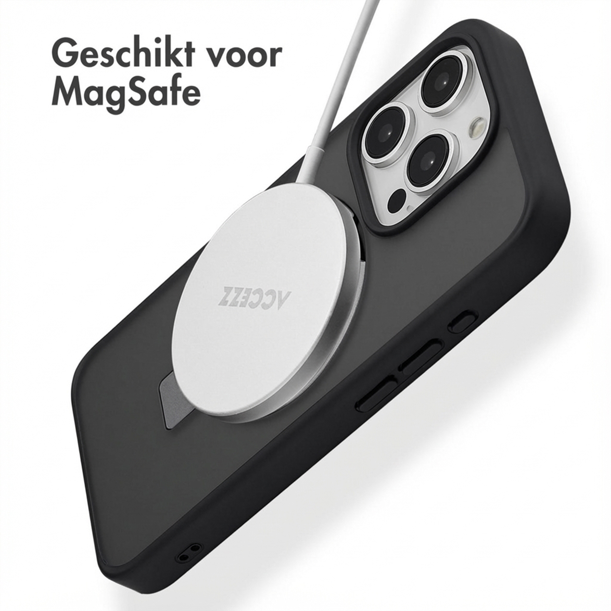 iPhone nero con caricabatterie e cavo MagSafe.