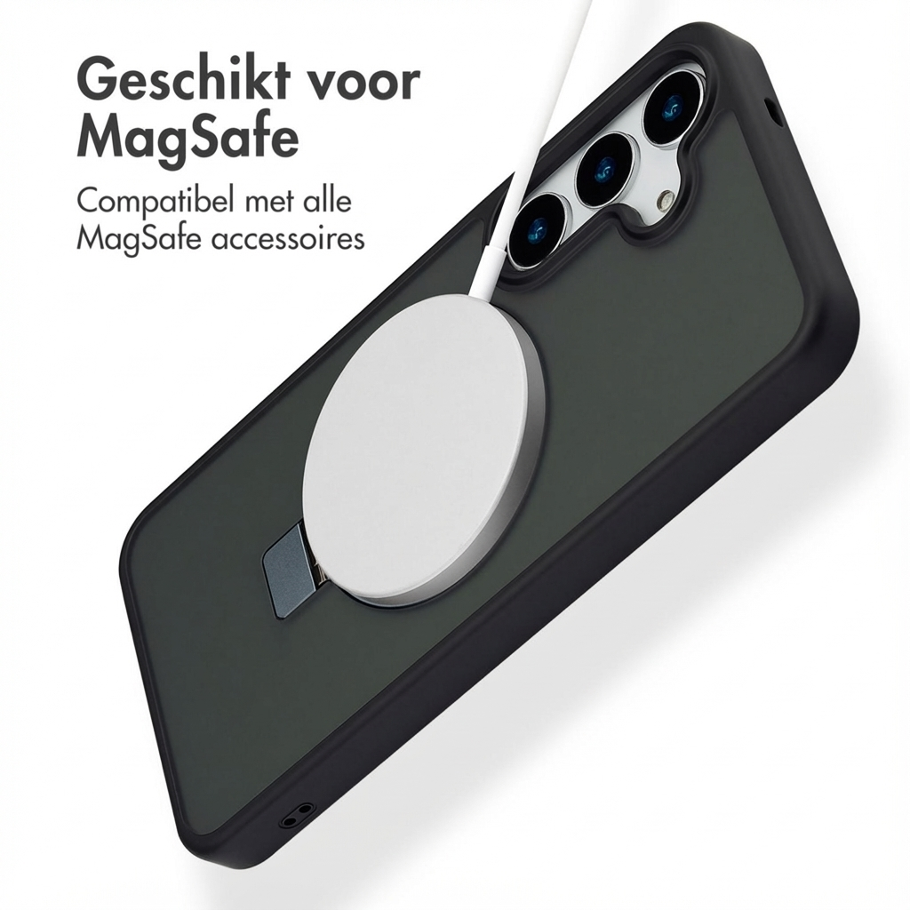 Custodia verde scuro con caricabatterie MagSafe attaccato.