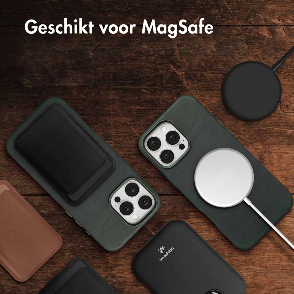 Custodie, caricatori compatibili MagSafe e un portafoglio marrone su legno.