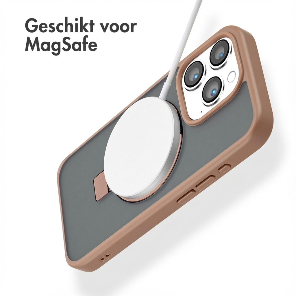 Custodia marrone con caricatore MagSafe e fotocamera iPhone su sfondo bianco.