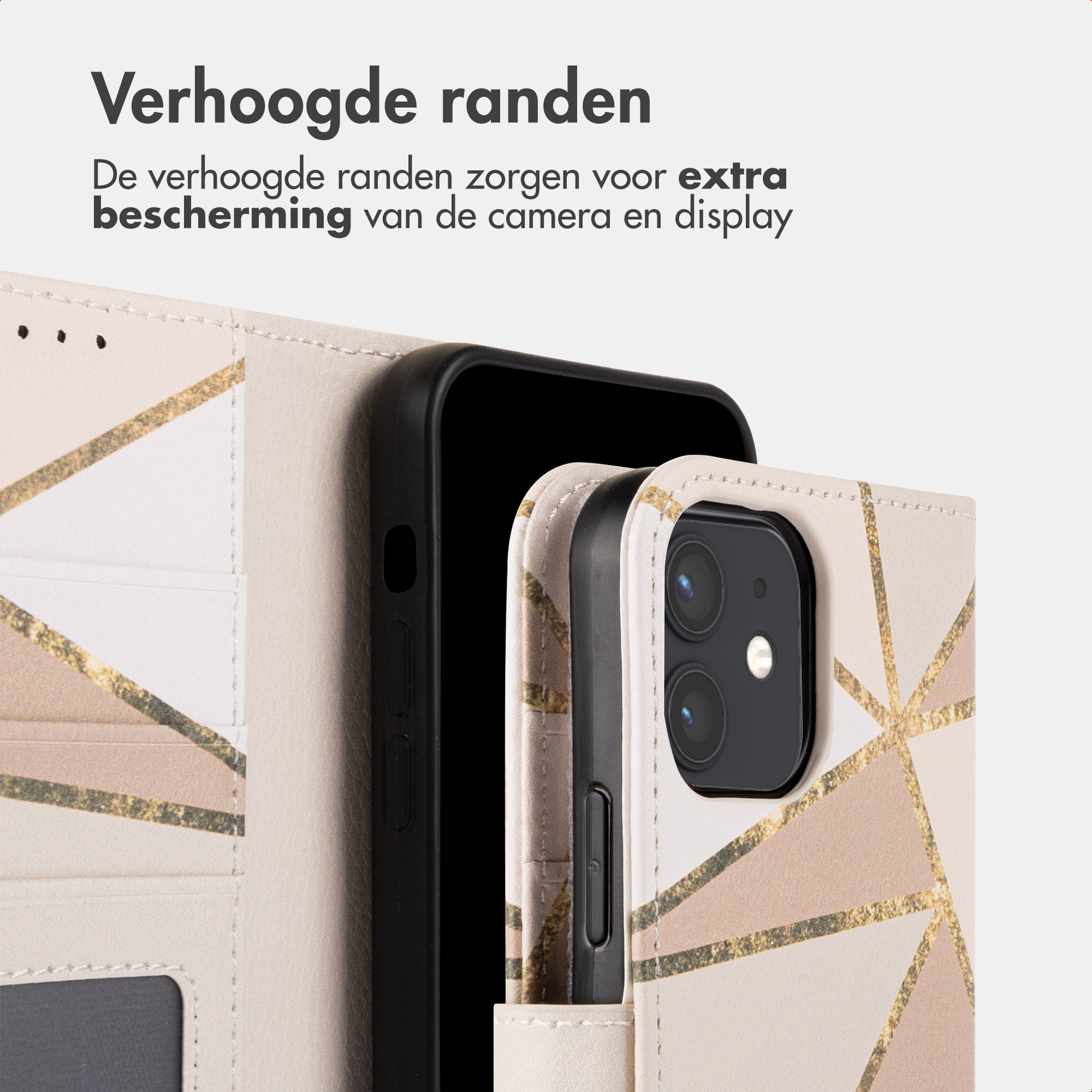 Un telefono con motivo grafico beige e oro in una custodia con bordi rialzati.