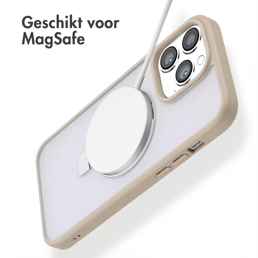 Un iPhone con un caricatore MagSafe attaccato sul retro, in una custodia beige.
