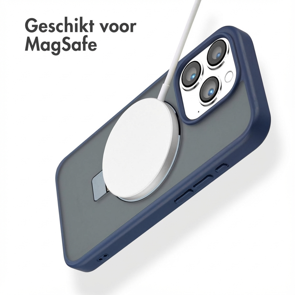 iPhone con caricatore MagSafe attaccato sul retro, in custodia blu scuro.