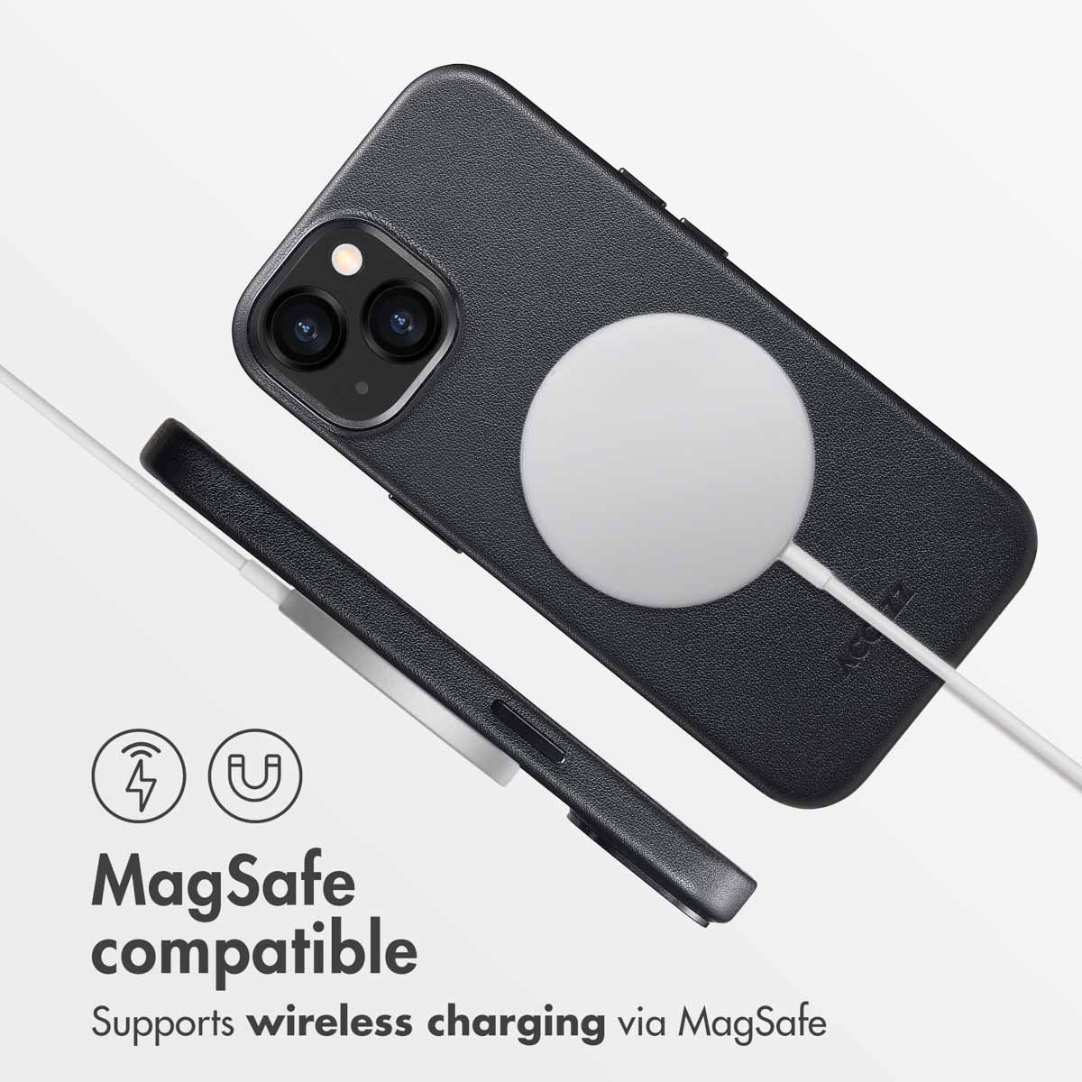 iPhone nero con caricabatterie e cavo MagSafe.
