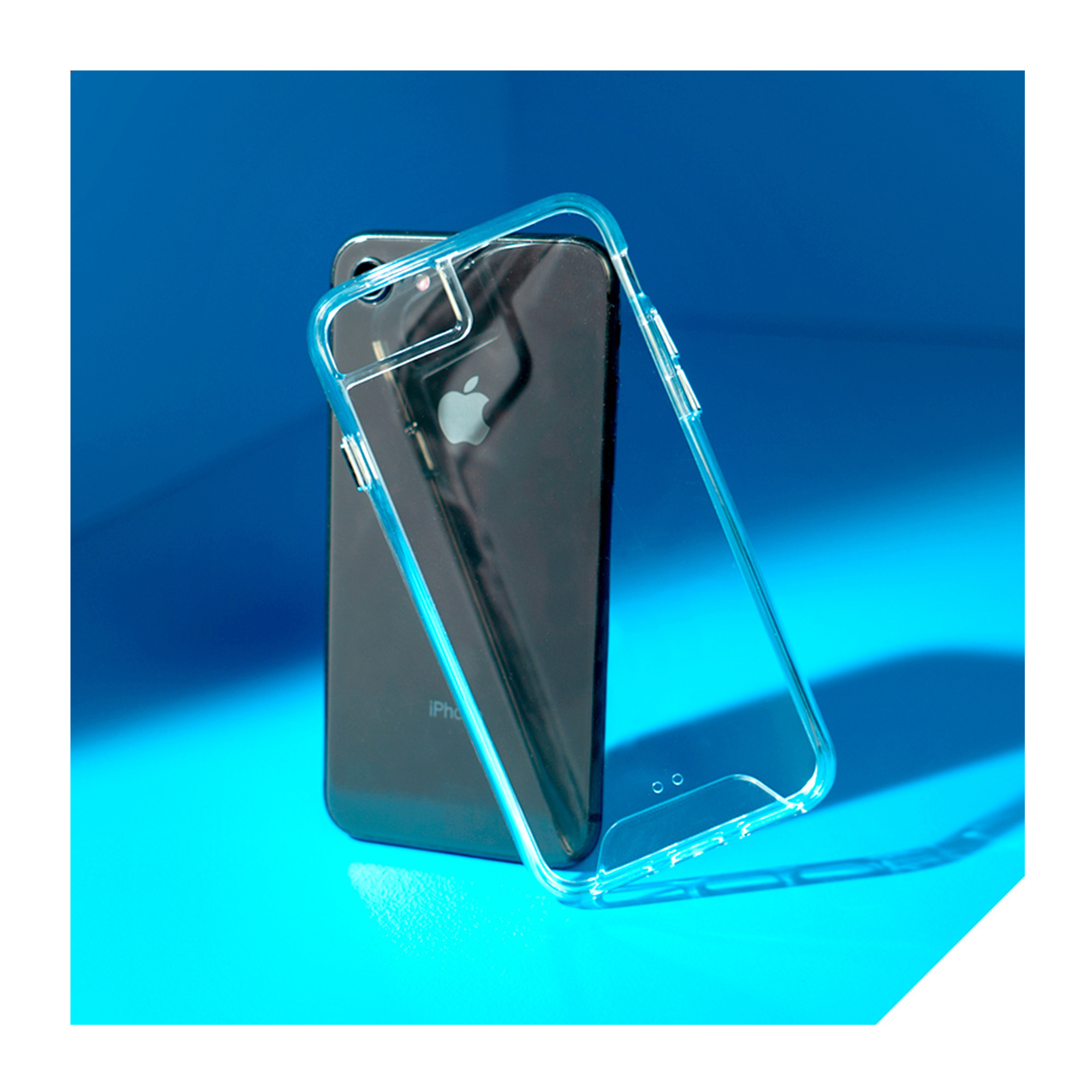 Una custodia trasparente per telefono poggia su un telefono scuro su sfondo blu.
