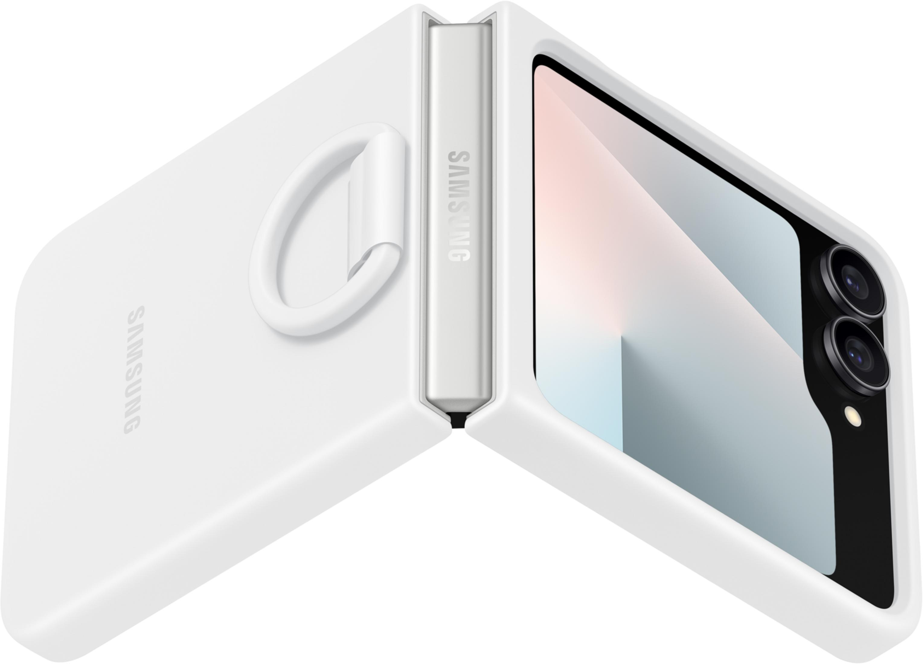 Un teléfono plegable Samsung blanco con soporte de anillo y dos cámaras.