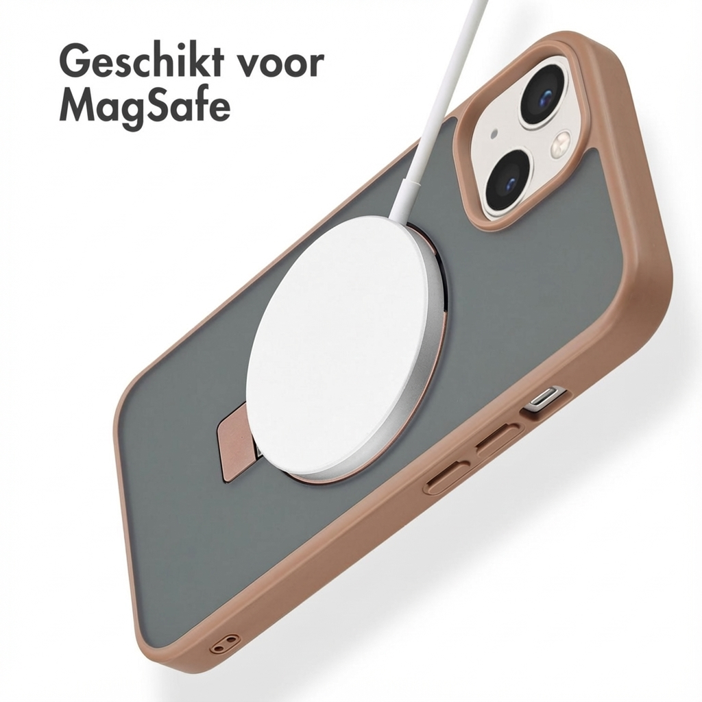 Una cover marrone per iPhone con caricatore MagSafe attaccato sul retro.