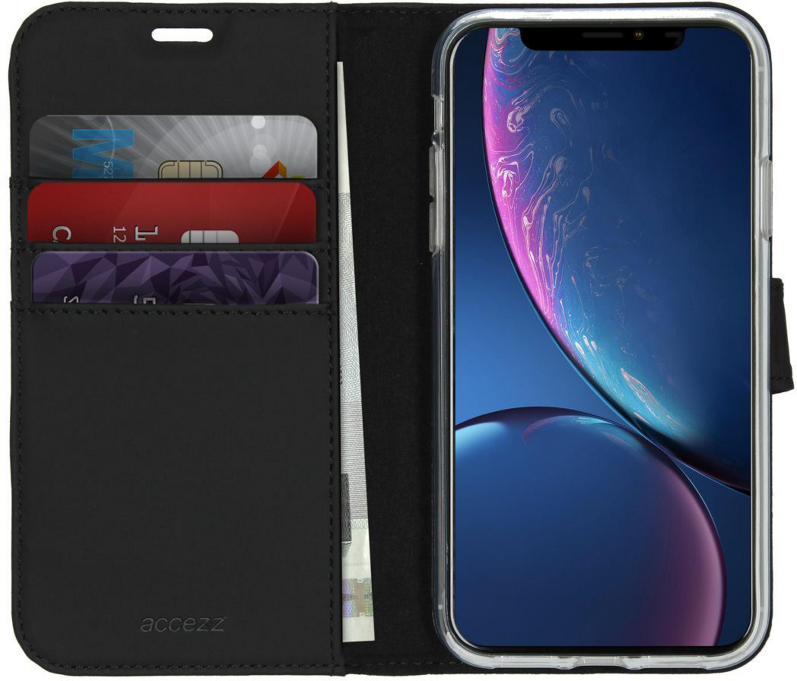Schwarzes Klapphandyhülle mit Kartenfächern und einem Smartphone mit blauem Hintergrund.