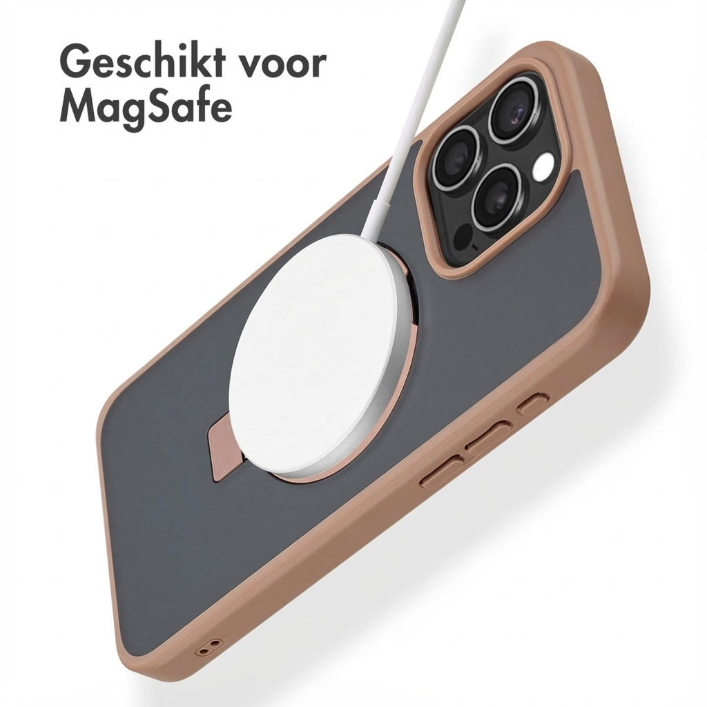 iPhone grigio con bordo marrone, caricatore MagSafe collegato.