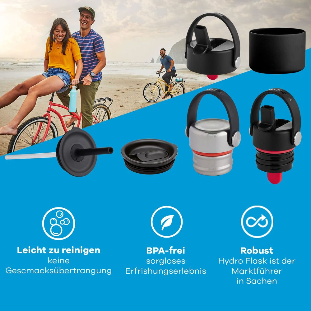 Ein Paar fährt Rad am Strand, daneben Hydro Flask Deckel und Zubehör.