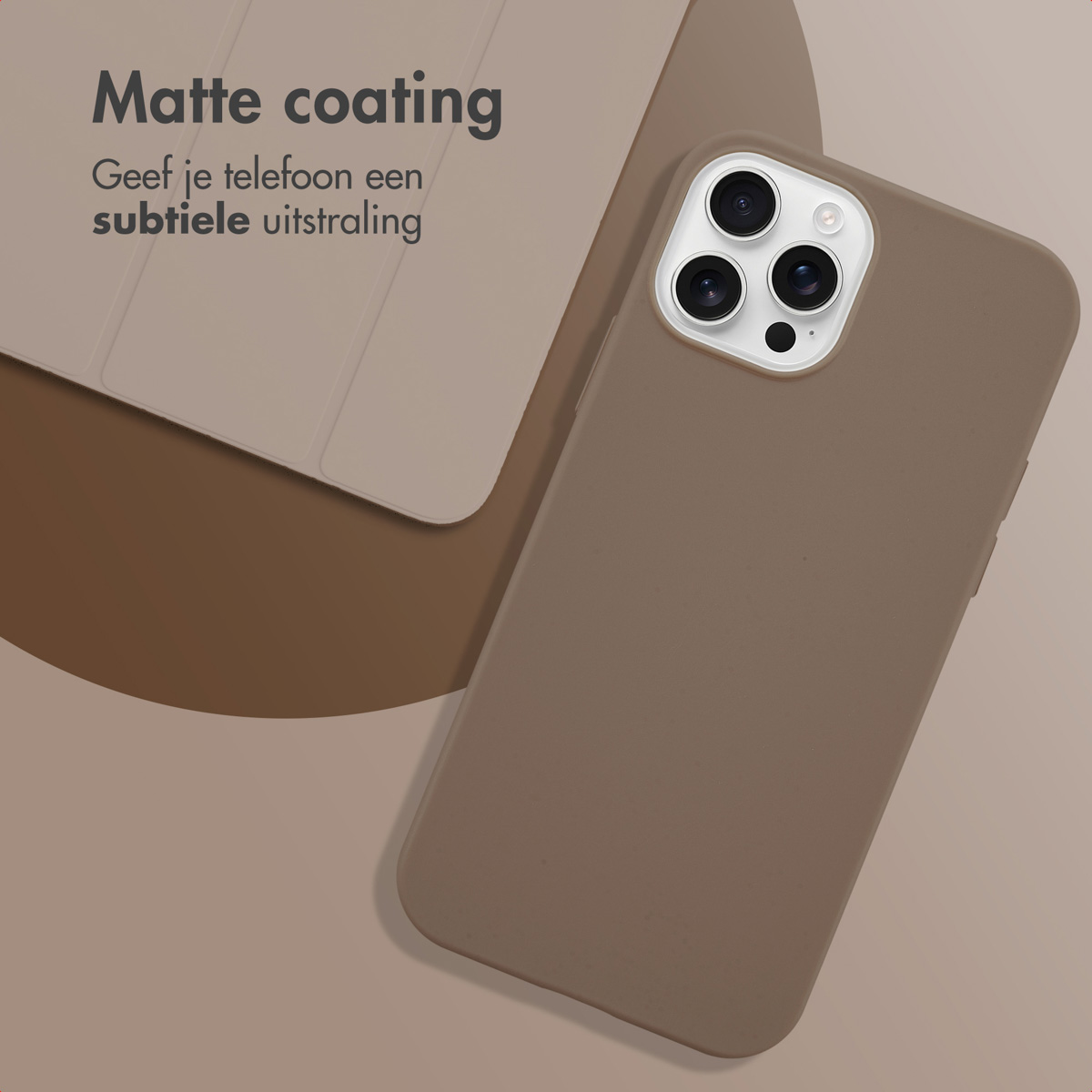 Bruine matte telefoonhoes naast een open boek.