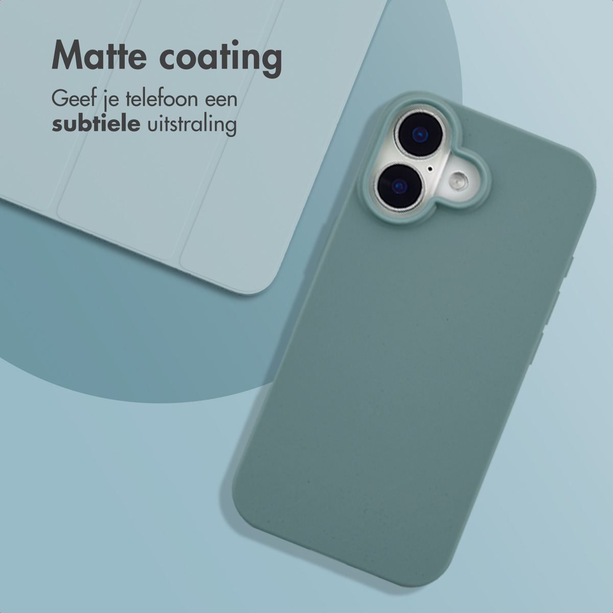 Custodia verde opaca per telefono con doppia fotocamera accanto a un tablet.