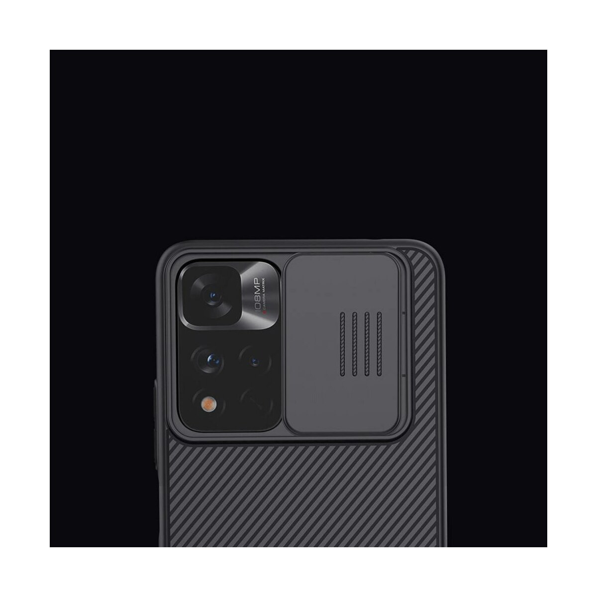 Primo piano di una cover nera per telefono con texture in fibra di carbonio sul retro. Presenta un modulo fotocamera.
