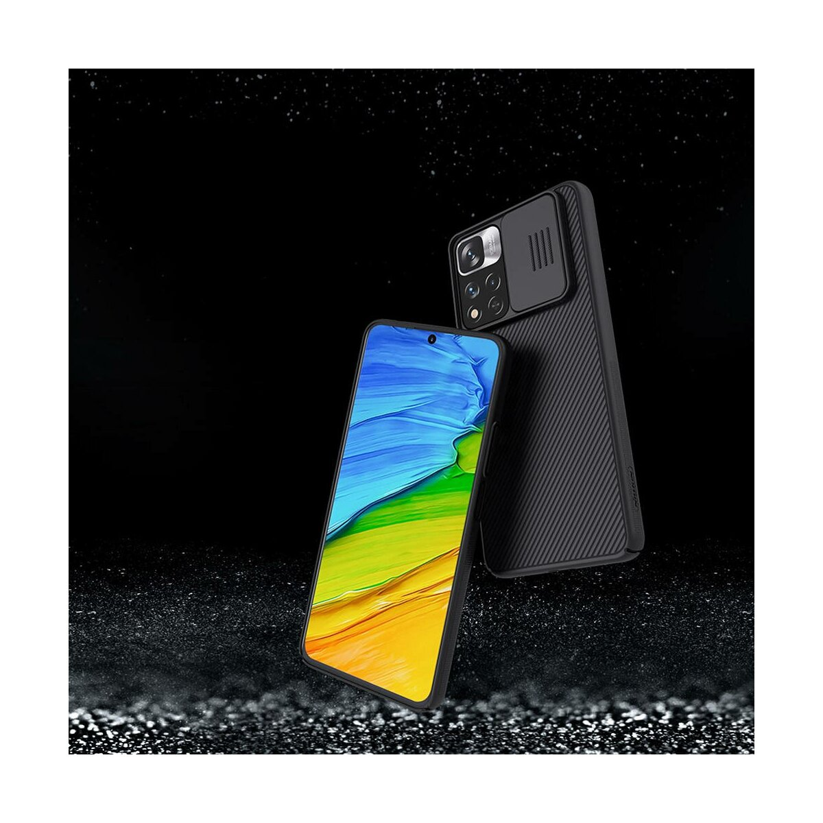 Telefono nero con copri-fotocamera e schermo colorato su sfondo scuro.