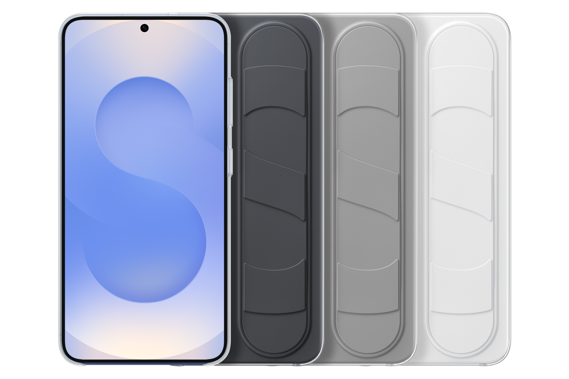 Uno smartphone con sfondo blu e tre custodie colorate accanto.