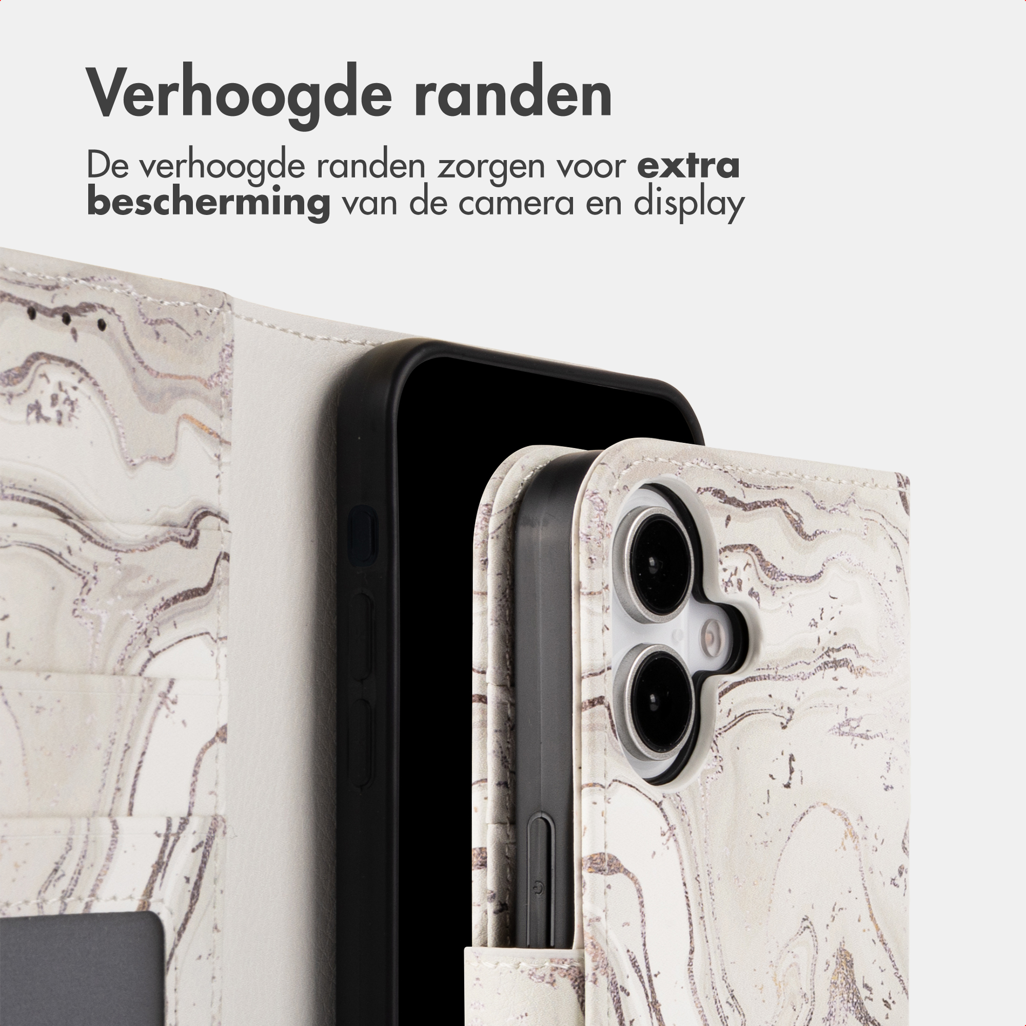 Un telefono con custodia effetto marmo. I bordi rialzati proteggono fotocamera e display.