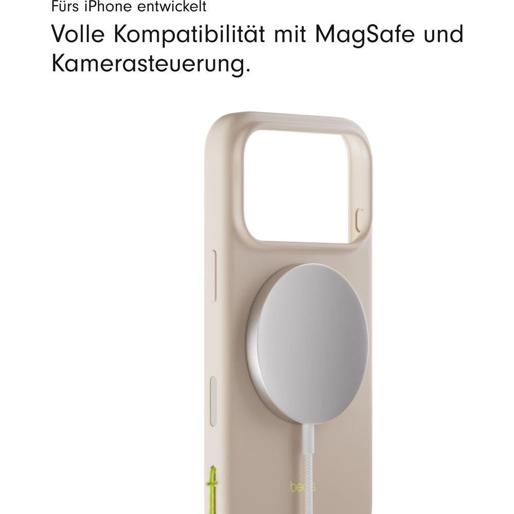 Una funda de teléfono beige con cargador MagSafe y cable de carga.